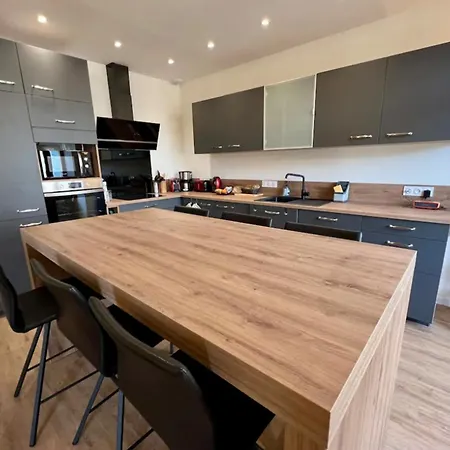 Spacious In The Heart Of !!! Apartment *